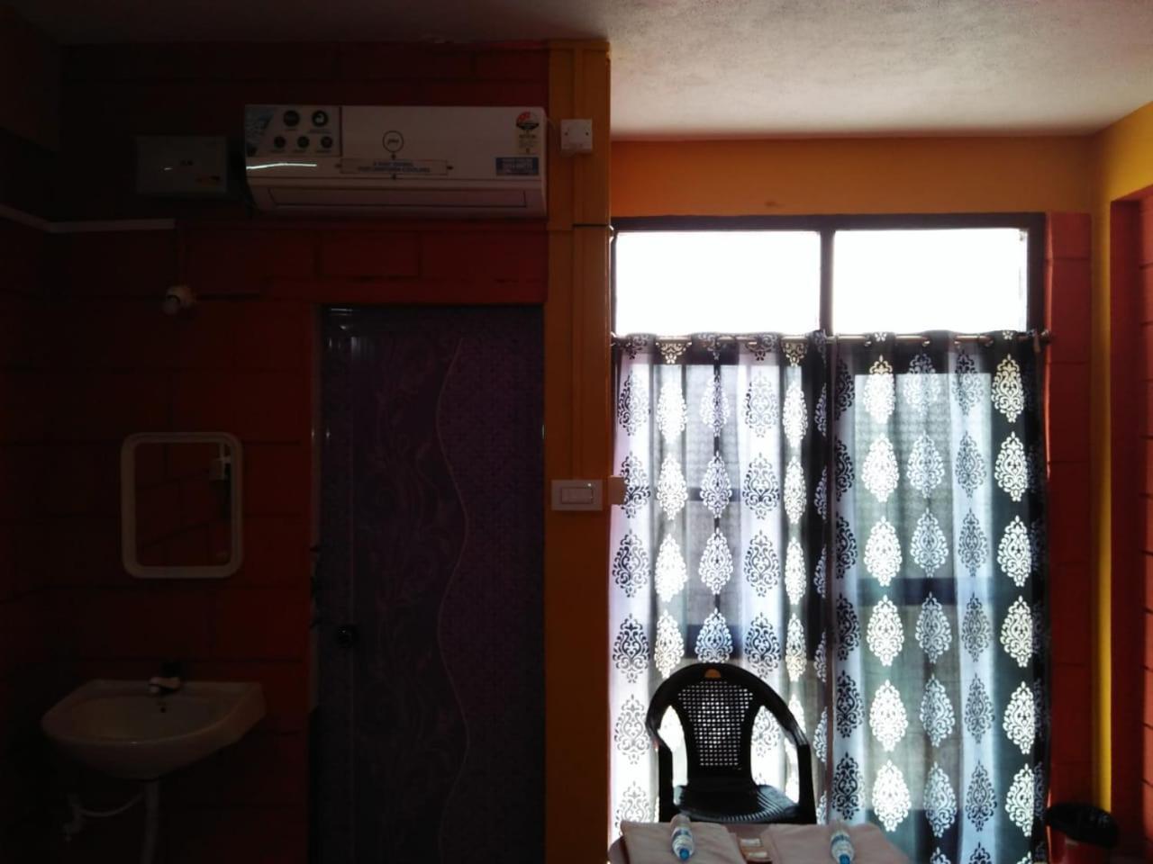 جوكارنا Shanthi Krishna Residency الغرفة الصورة